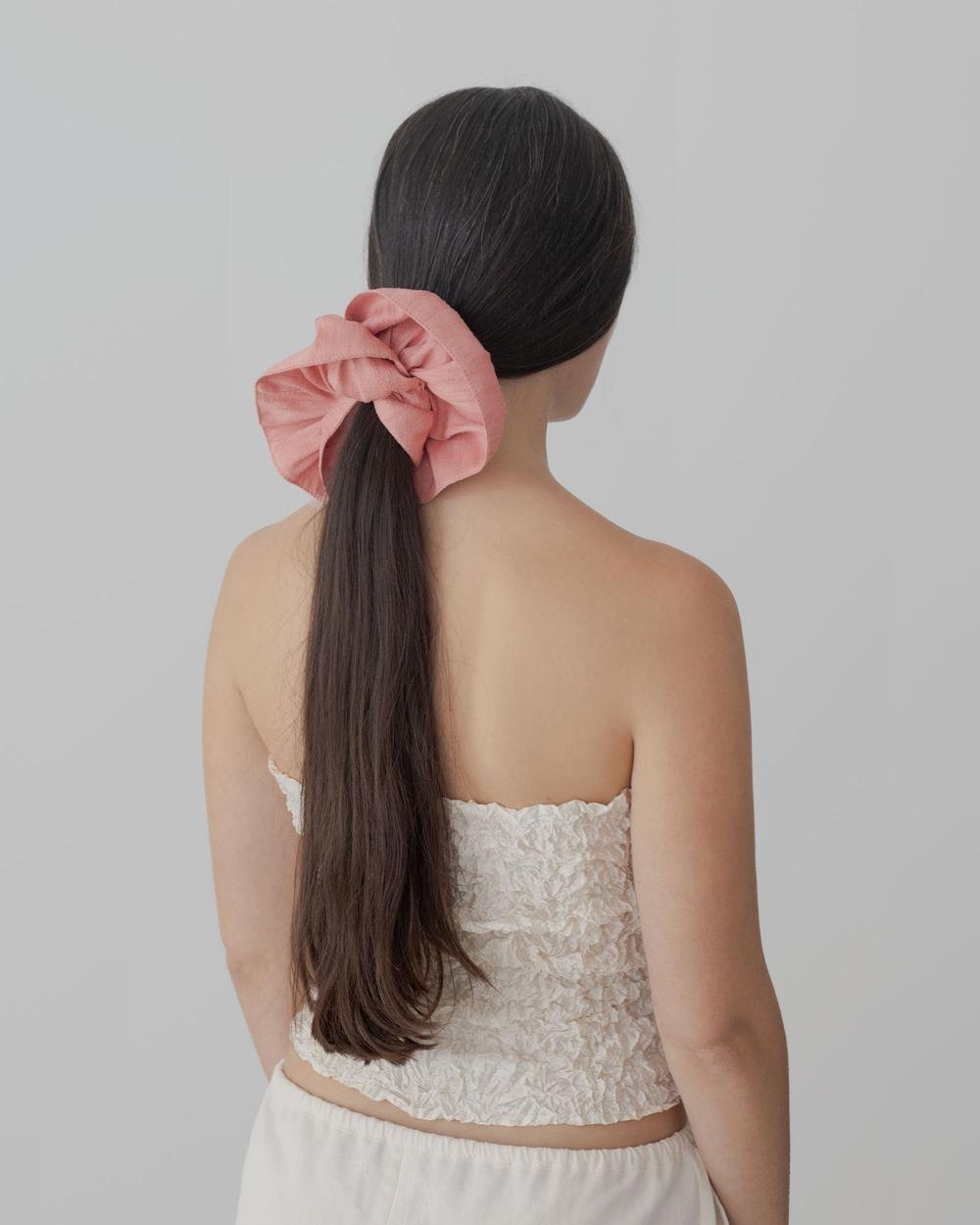 AZUR RAW SILK SCRUNCHIE | THE MOTT HOUSE TOKYO