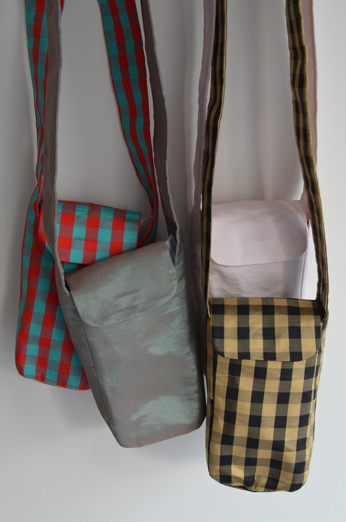 COMING OF AGE NYC  COA phoneボディクロスバッグ COA NYC IPHONE CROSSBODY BAG IN GINGHAM LIME BLACK – Friday