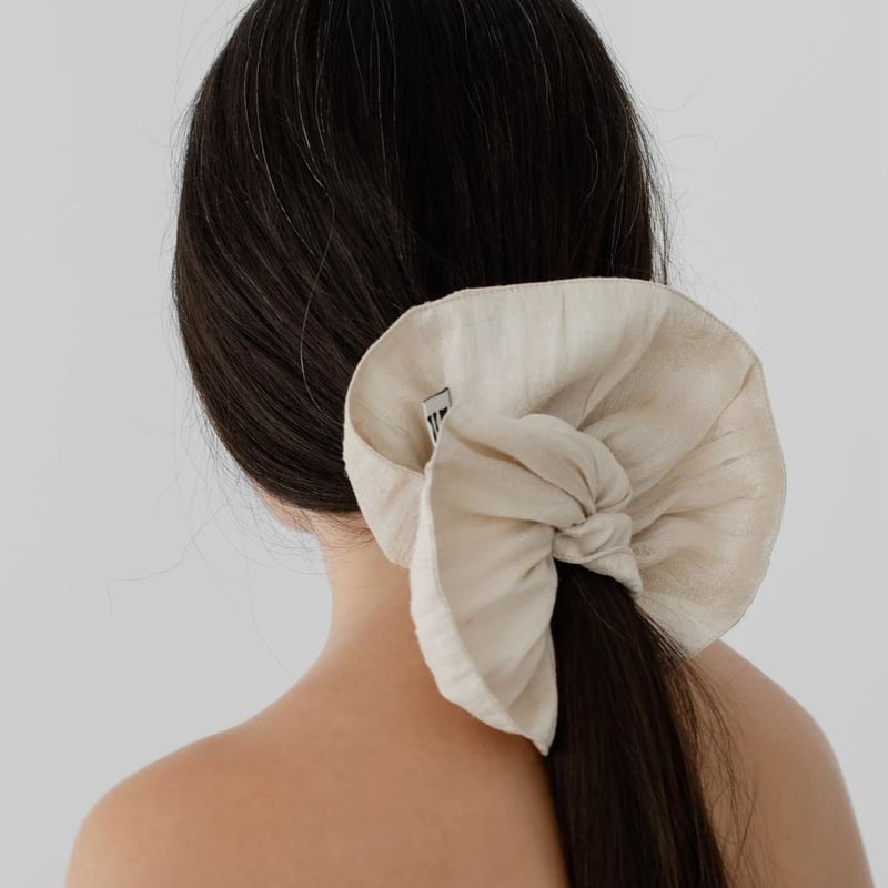 AZUR RAW SILK SCRUNCHIE | THE MOTT HOUSE TOKYO