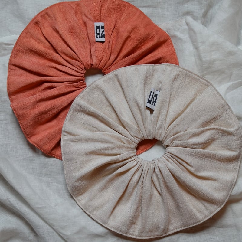 AZUR RAW SILK SCRUNCHIE | THE MOTT HOUSE TOKYO