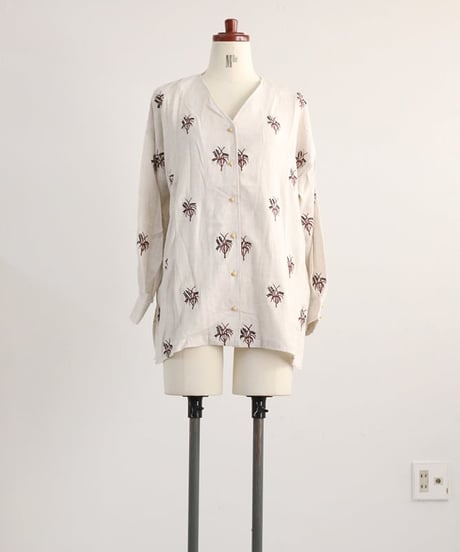 刺繍ノーカラーブラウス / FULL EMBROIDERY NO COLLOR BLOUSE
