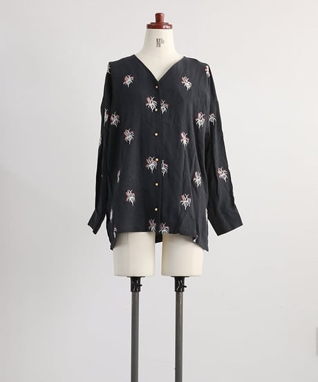 刺繍ノーカラーブラウス / FULL EMBROIDERY NO COLLOR BLOUSE