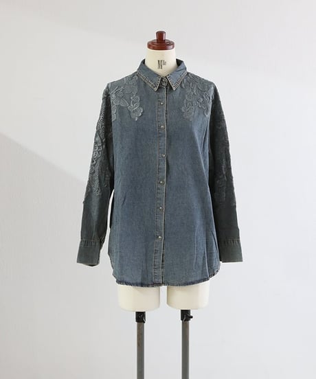 【MWEZI by ZURIsol 沖縄 リゾートファッション 通販】レディース フラワー刺繍 デニム シャツ / Flower embroidered denim shirt