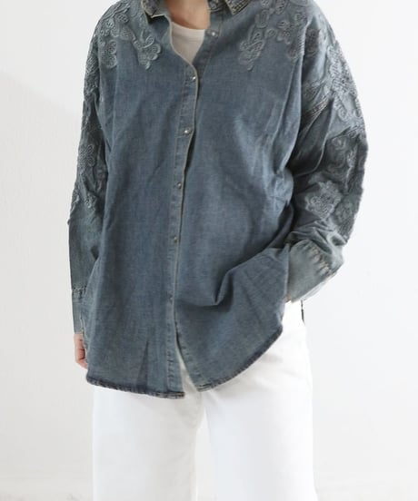 【MWEZI by ZURIsol 沖縄 リゾートファッション 通販】レディース フラワー刺繍 デニム シャツ / Flower embroidered denim shirt