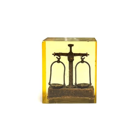 【USED】70's French Resin-Embedded Balance Scale Object “Frozen Function”