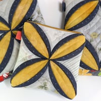 ヤマボウシのポーチ Dogwood pouch
