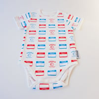 DRIBBLE "HELLO MY NAME IS" ロンパース / MULTI