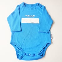 DRIBBLE "HELLO MY NAME IS" ロングスリーブロンパース  / BLUE