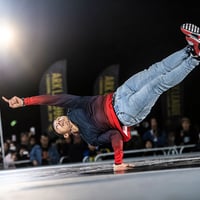 Reiginal ストレッチデニム スリムテーパードパンツ