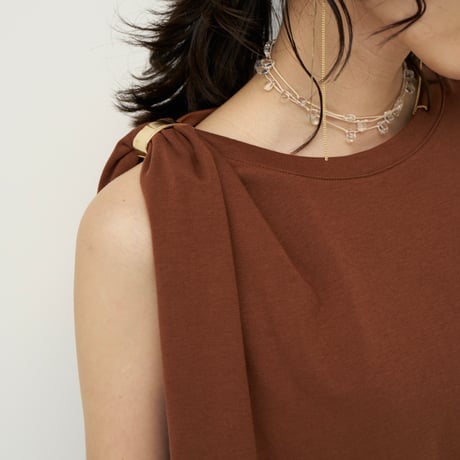 【CHIGNON】[8262-398GS] ﾒﾀﾙｸﾘｯﾌﾟ付きﾀｯｸTOPS