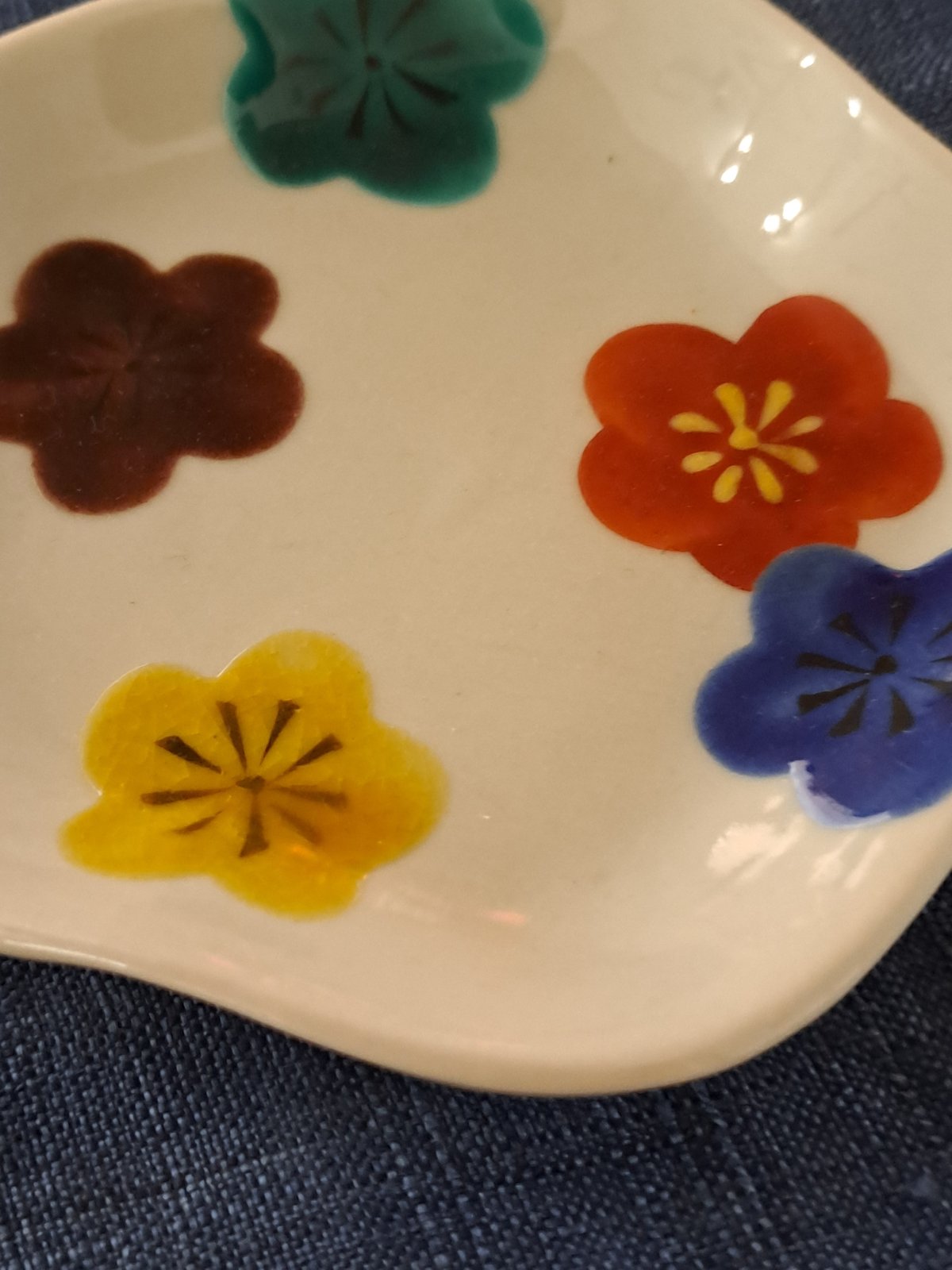 九谷焼小皿 梅型梅紋 、赤地 径 | Bi's Japanese Gifts