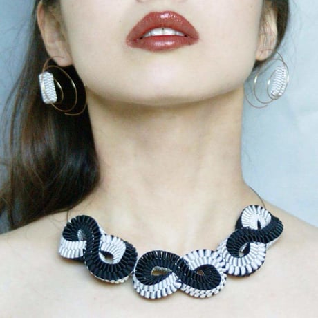 リボンジュエリー、メビウスネックレス、シルバーグレー　CHIKAKO　YAJIMA