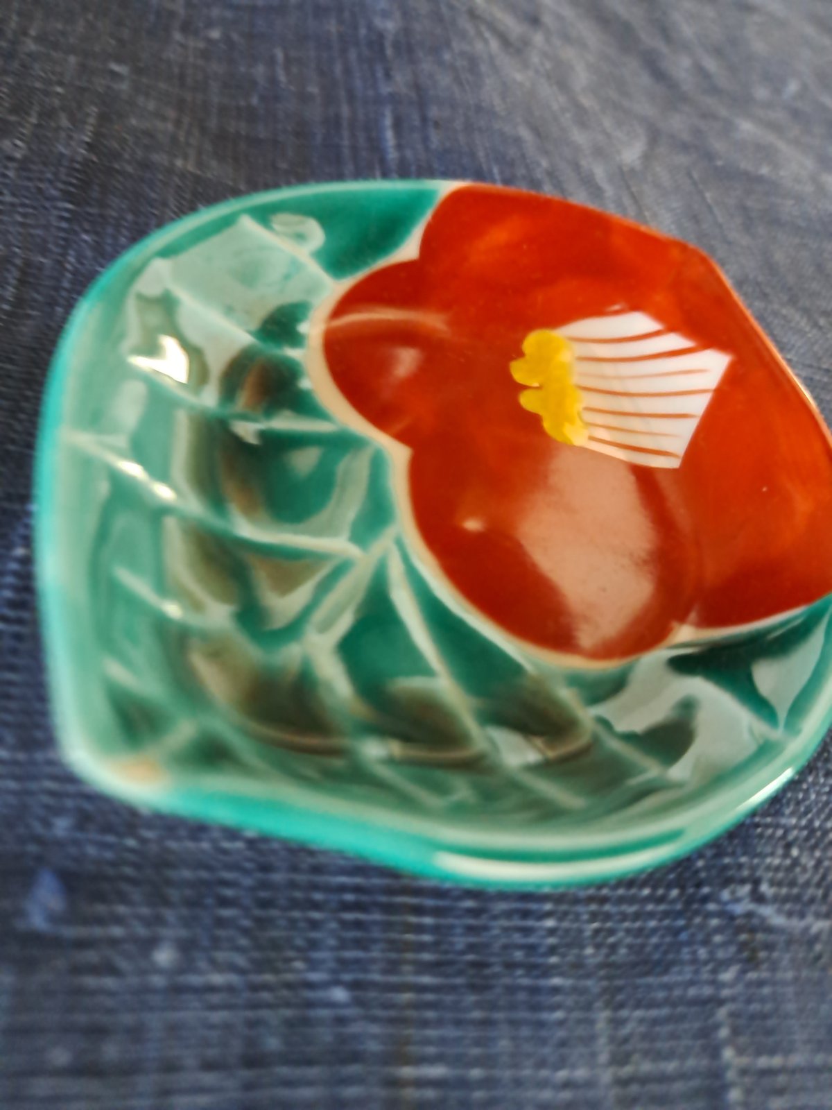 九谷焼豆皿、葉型椿、 赤地径 再入荷 | Bi's Japanese Gifts 九谷焼豆皿、葉型椿、 赤地径 再入荷 | Bi's Japanese Gifts