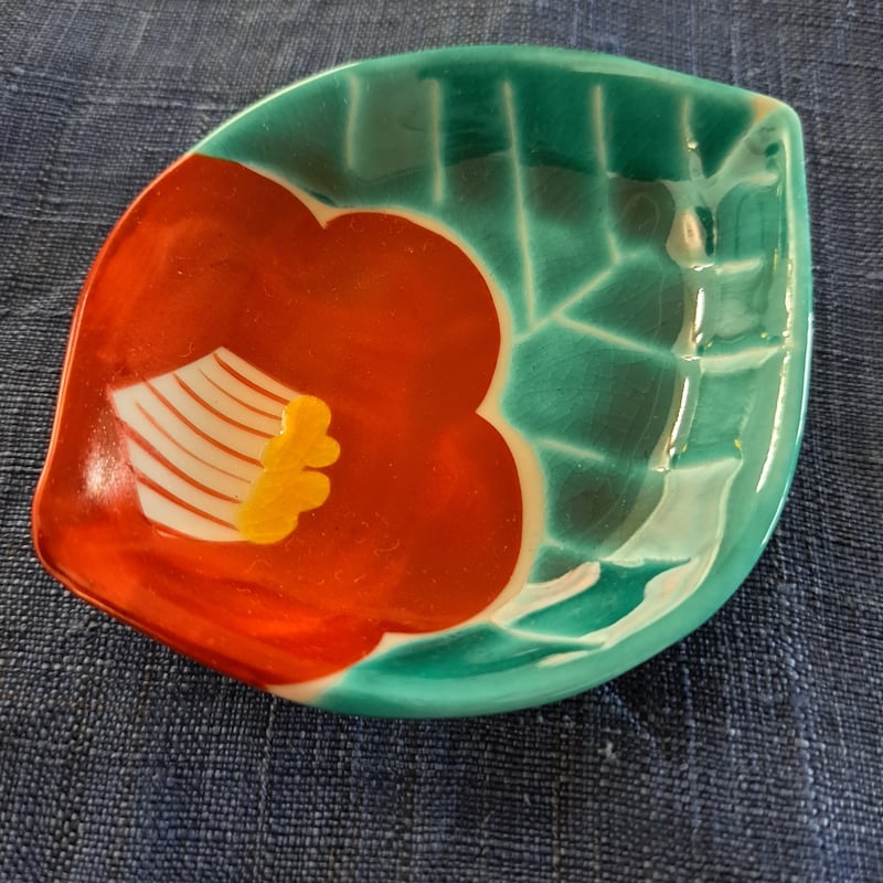 九谷焼豆皿、葉型椿、 赤地径 再入荷 | Bi's Japanese Gifts 九谷焼豆皿、葉型椿、 赤地径 再入荷 | Bi's Japanese Gifts