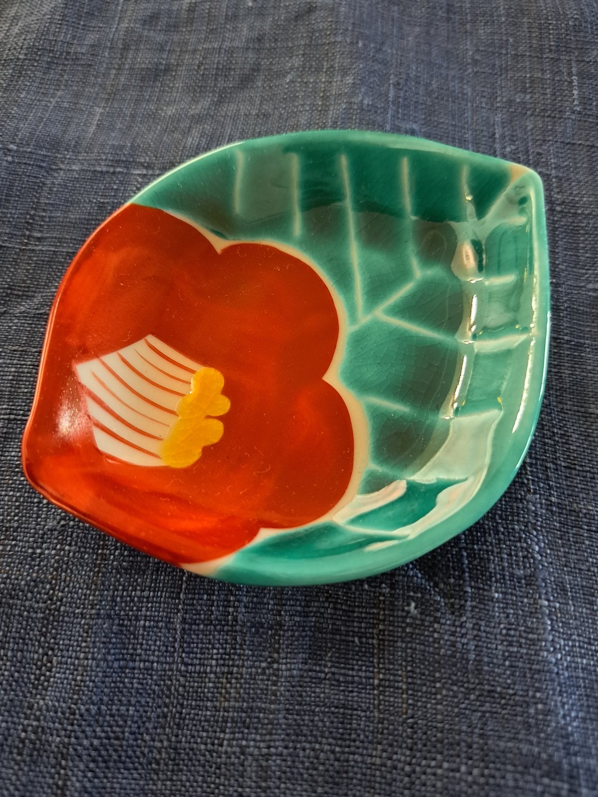九谷焼豆皿、葉型椿、 赤地径 再入荷 | Bi's Japanese Gifts 九谷焼豆皿、葉型椿、 赤地径 再入荷 | Bi's Japanese Gifts