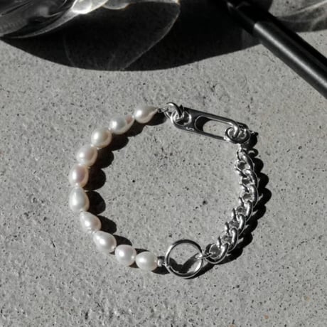 Clip frame pearl bracelet