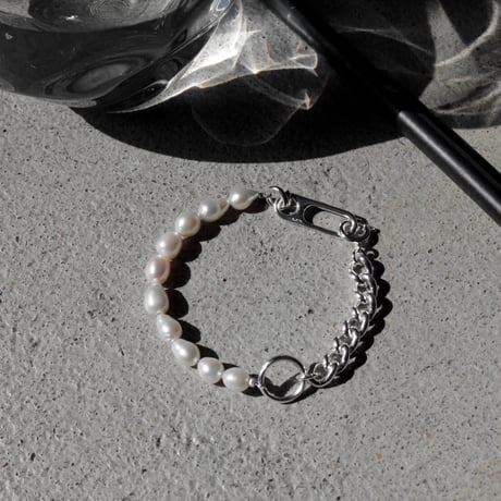 Clip frame pearl bracelet