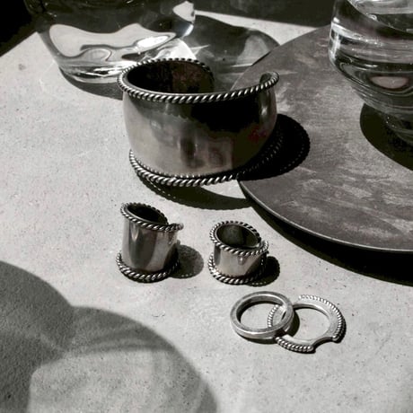 Twist hoop ring