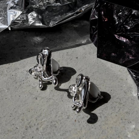 Distort ribbon earring