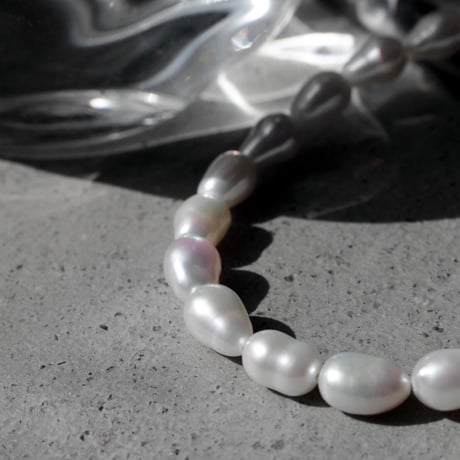 Clip frame pearl necklace