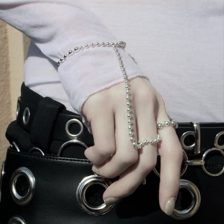 Pome ballchain finger bracelet