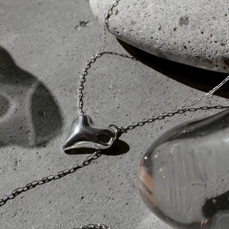 Distort heart necklace