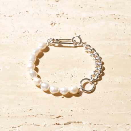 Clip frame pearl bracelet
