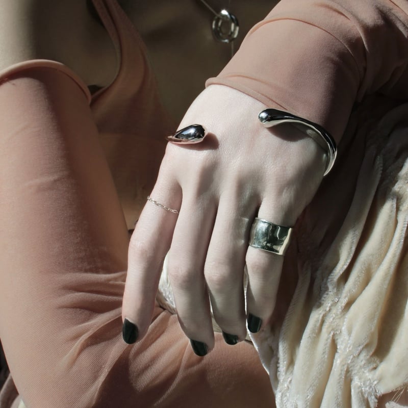 Metal art palm cuff (one color) | Soierie Onlin
