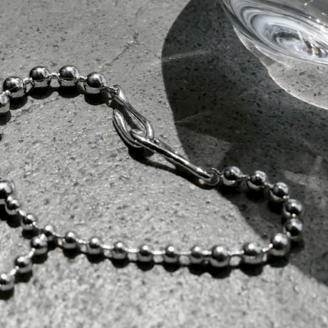 Pome ballchain finger bracelet