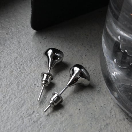 Dark metal pierce