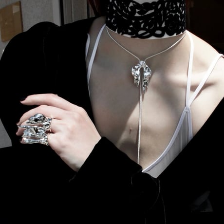 Ribbon loop necklace