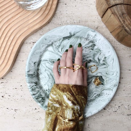 Moon surface slim bangle (one color)