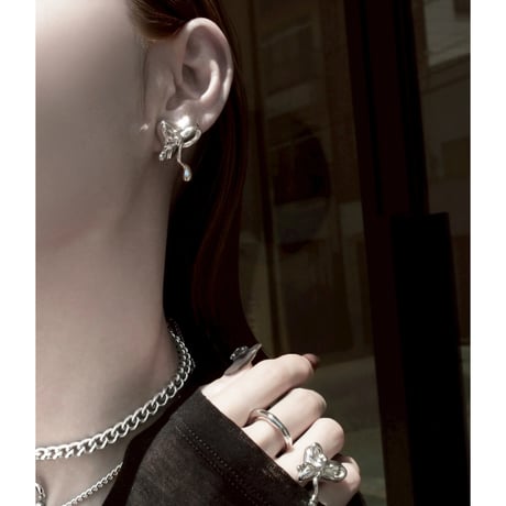 Distort ribbon earring