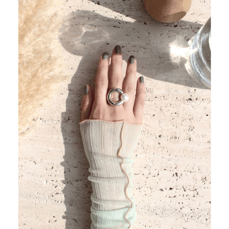 Horn pearl curve ring