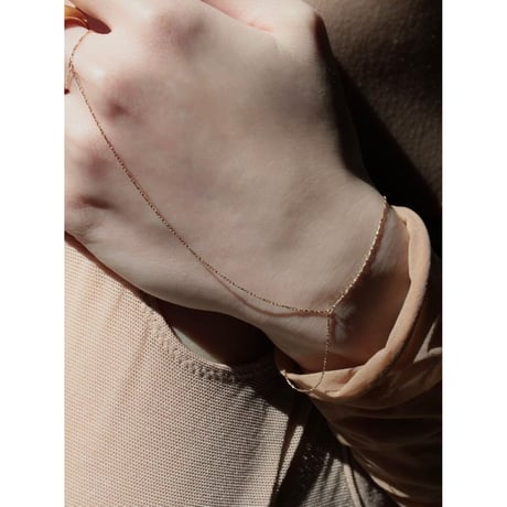 norme shimmer finger bracelet / K18