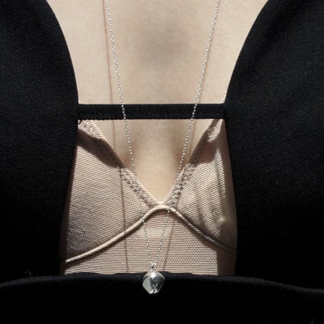 Moist drop single necklace