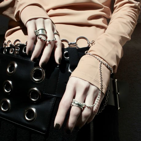 Pome ballchain finger bracelet