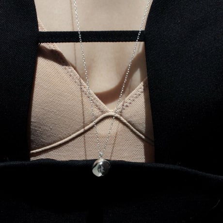 Moist drop single necklace