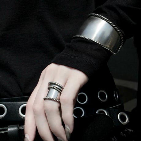 Twist hoop ring