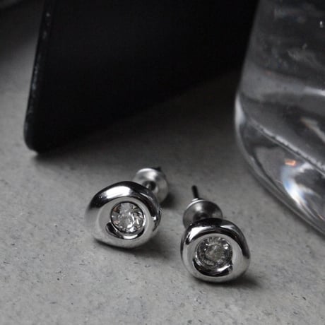 Dark metal pierce