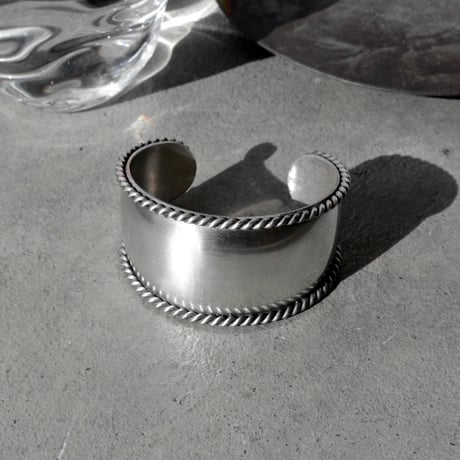 Twist bangle