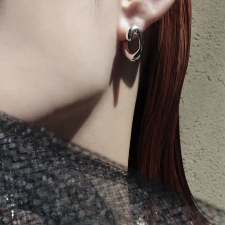 Figue hoop pierce