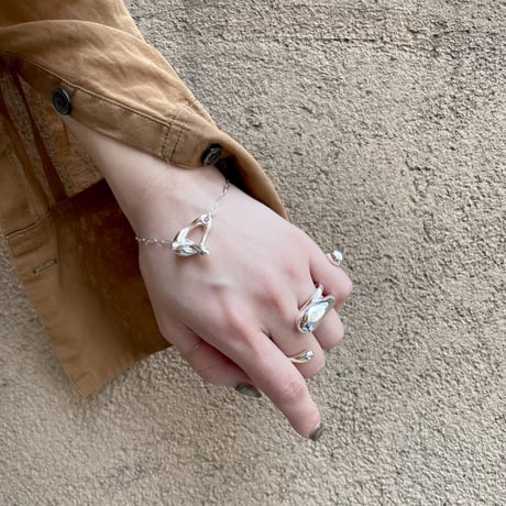 Moist fine bracelet