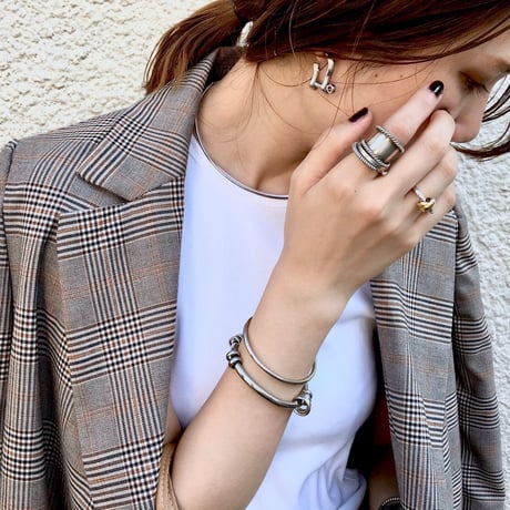 Twist hoop ring