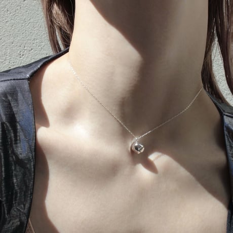 Moist drop single necklace