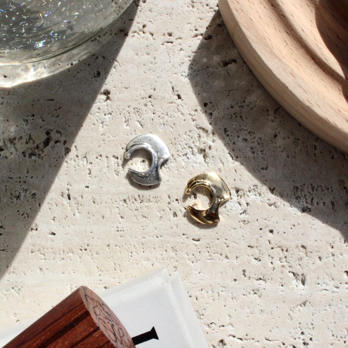 Moon surface flat cuff (one color) | Soierie On - アクセサリー