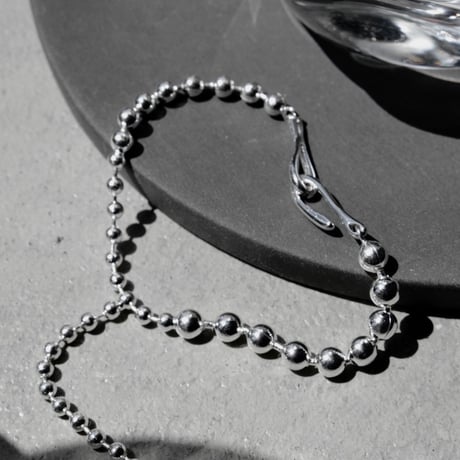 Pome ballchain finger bracelet