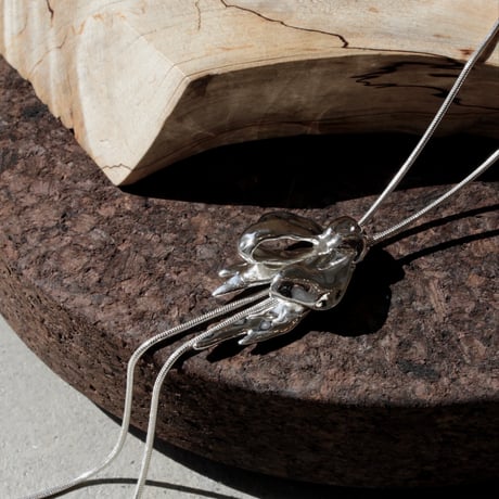 Ribbon loop necklace