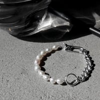 Clip frame pearl bracelet