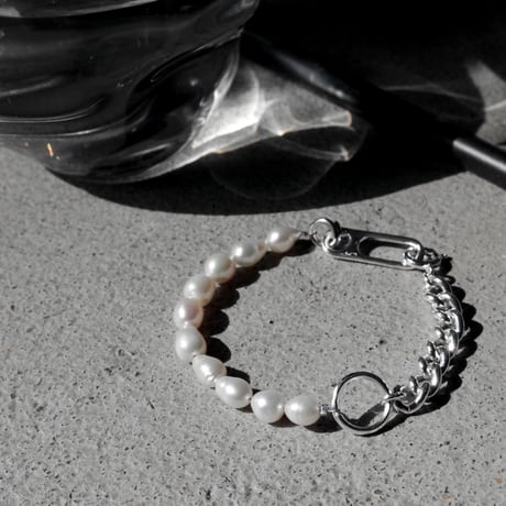 Clip frame pearl bracelet